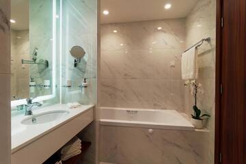 Фото номера Двухместный номер с 1 кроватью и балконом, вид на море Отель Astor Garden Hotel г. Святые Константин и Елена 10