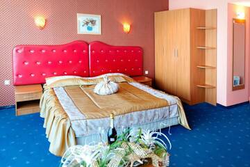 Фото номера Трехместный номер с видом на море Отель Sirius Beach Hotel &amp; SPA г. Святые Константин и Елена 8