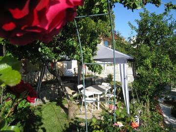 Фото номера Трехместный номер, вид на сад Гостевой дом Villa Summer House г. Святые Константин и Елена 27