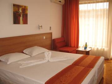 Фото номера Двухместный номер с 2 отдельными кроватями Отель Family Hotel Vega г. Святые Константин и Елена 2